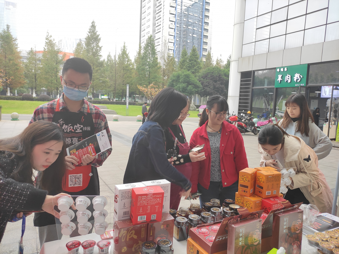 切入外卖消费场景，饭空辣酱的“破圈”之路