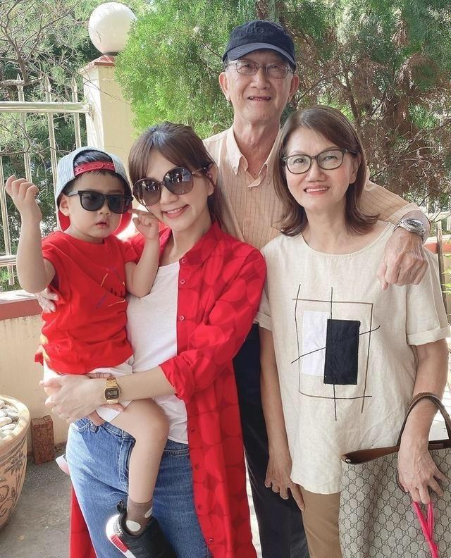 Ella带儿子去农村婆家过年，条件简陋打地铺，网