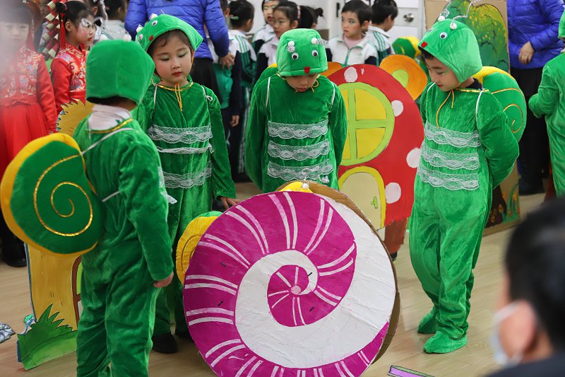 甘肃平凉:幼儿园里快乐迎新年