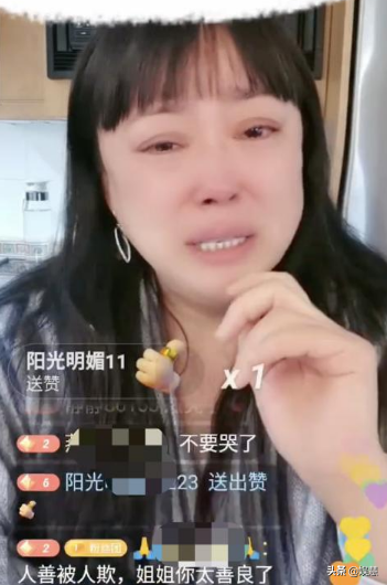 “诈骗”风波平息，演员李菁菁与90后丈夫出游，不像夫妻像母子