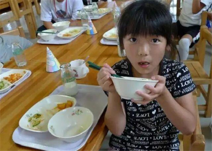 看看中國幼兒園伙食，再看看日韓兩國的：沒有對比就沒有傷害