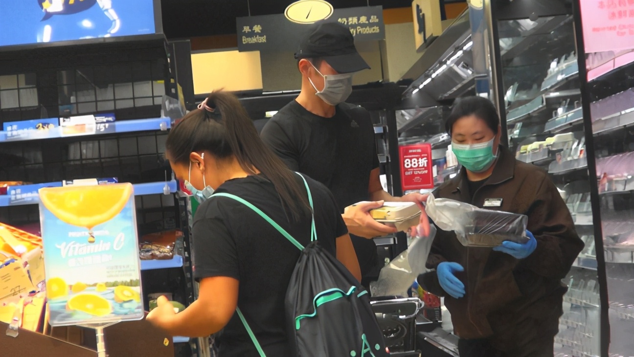 陳豪陳茵媺一家五口逛超市畫面溫馨，7歲大兒子揮手告別超有禮貌