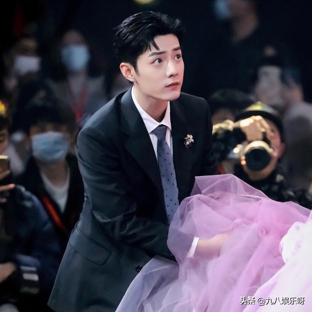 微博之夜的“名场面”：肖战为杨紫提裙，李现