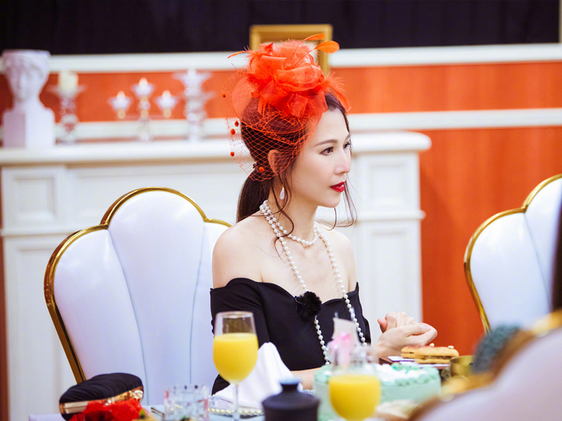 47岁蔡少芬越来越有女人味，与老公穿情侣装太撩了！谁能不羡慕