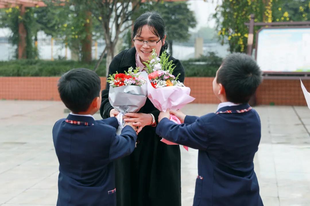老师，您笑起来真好看——记双流区金桥小学“三八”妇女节活动