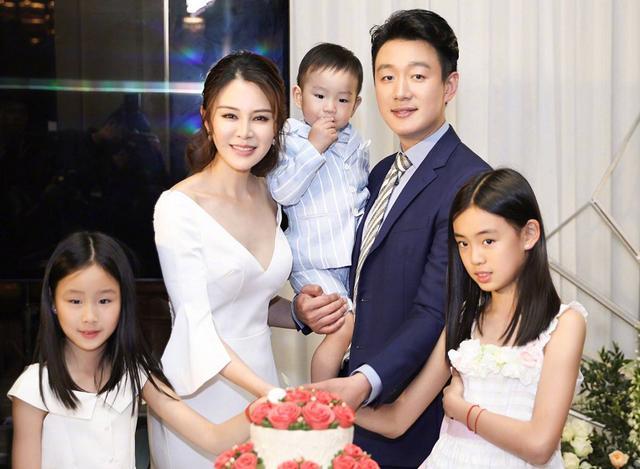 佟大为大女儿长相惊艳！完美撞脸王祖贤，二女