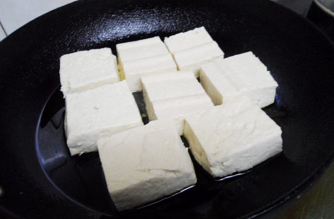 用此办法做出来的肉酿豆腐，多汁咸香还下饭，有它一顿能吃2碗饭