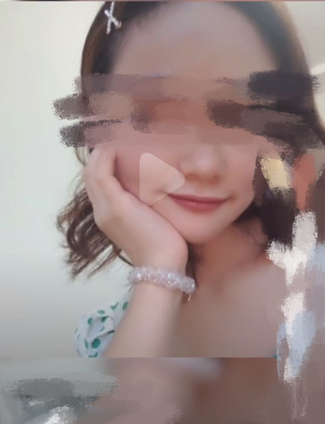 28岁的邓琳琳为安徽宣城郎溪县人民医院的一名护士,副院长陈某42岁,是