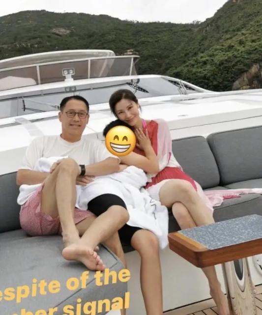 李嘉欣晒图被儿子摸胸，网友热议母爱畸形，长大后又一个罗志祥