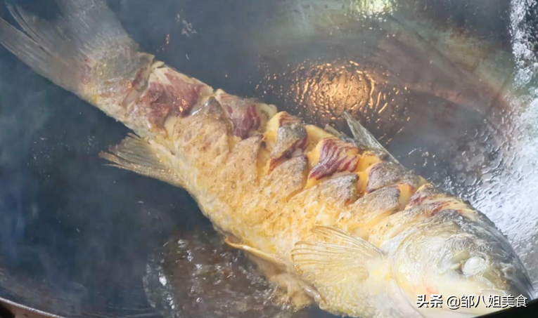 給魚(yú)去腥，不要用料酒，教您一個(gè)好方法，燉魚(yú)無(wú)腥味，鮮香十足