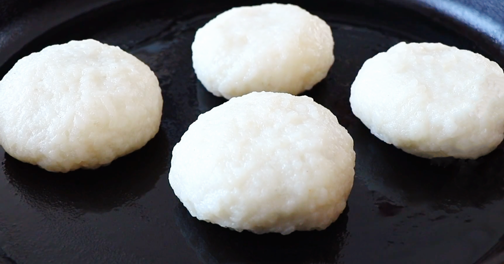 Cooked glutinous rice pounded into paste of polished glutinous rice of brown sugar of manual black sesame seed, want to eat oneself to do, simple and delicate, 