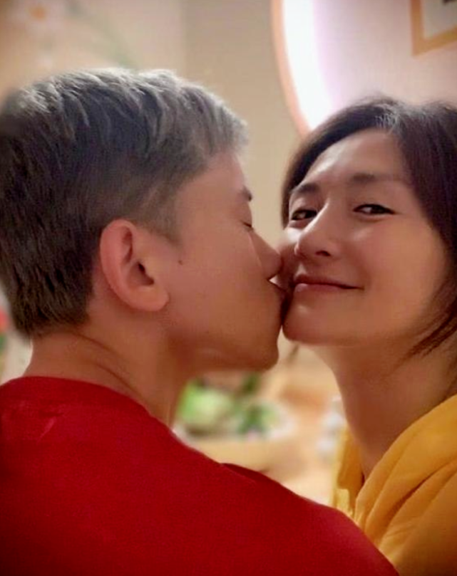 謝娜女神節收雙胞胎女兒手工花愛不釋手，跳跳俏俏心靈手巧超暖心