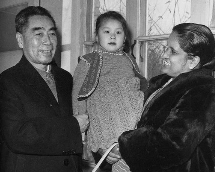她是世界首位女总理，铁腕执政40年，访华受毛主席亲切接见