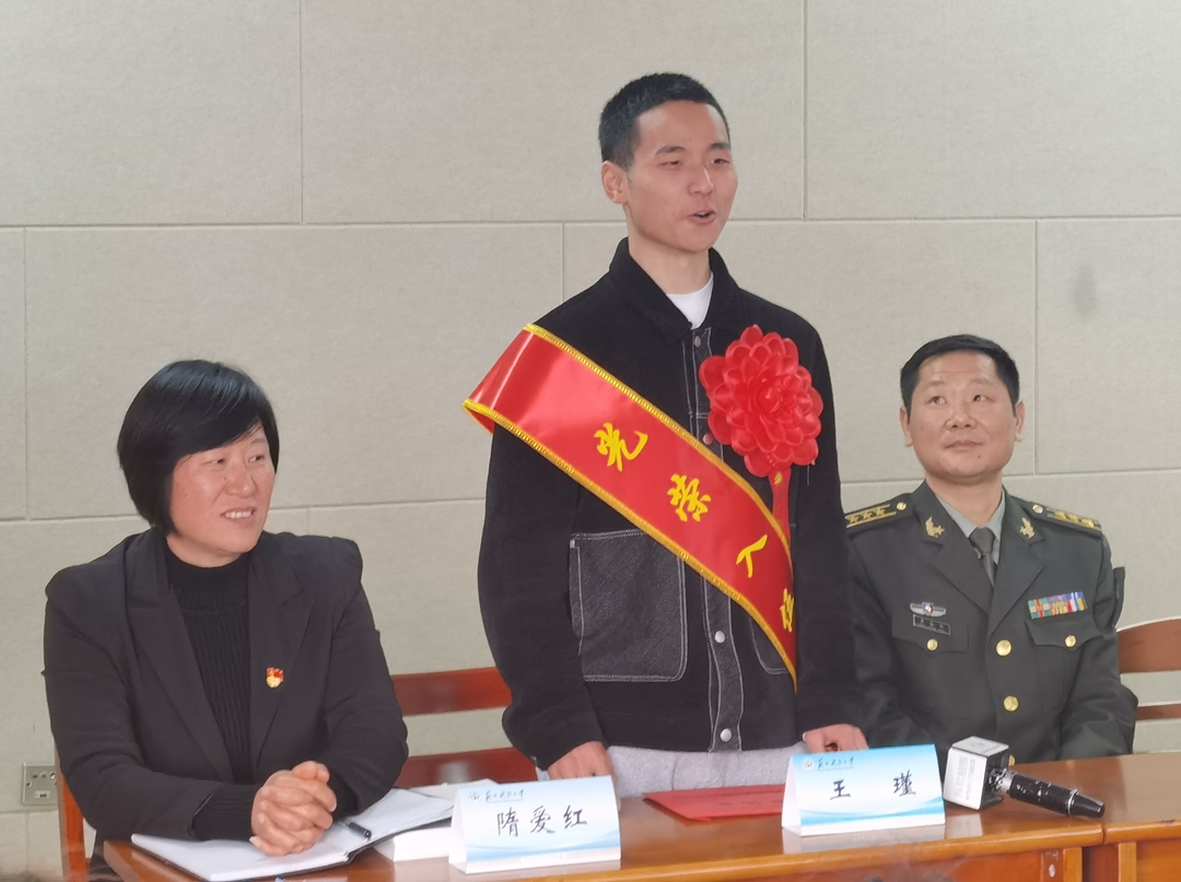 儿时梦想今实现 苏州科技大学学生携笔从戎保家卫国