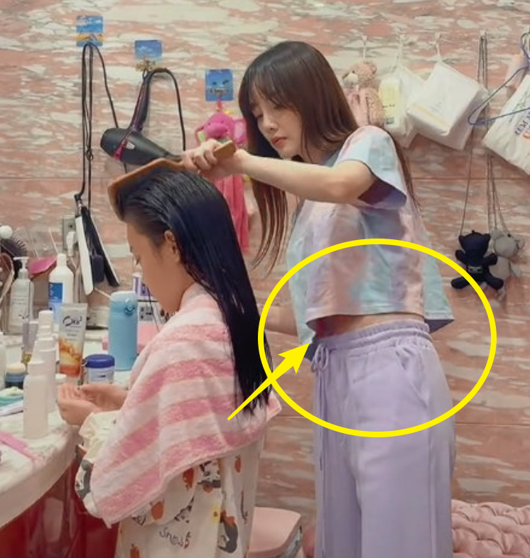 贾乃亮在盛典出尽风头后，李小璐在家给娃理发