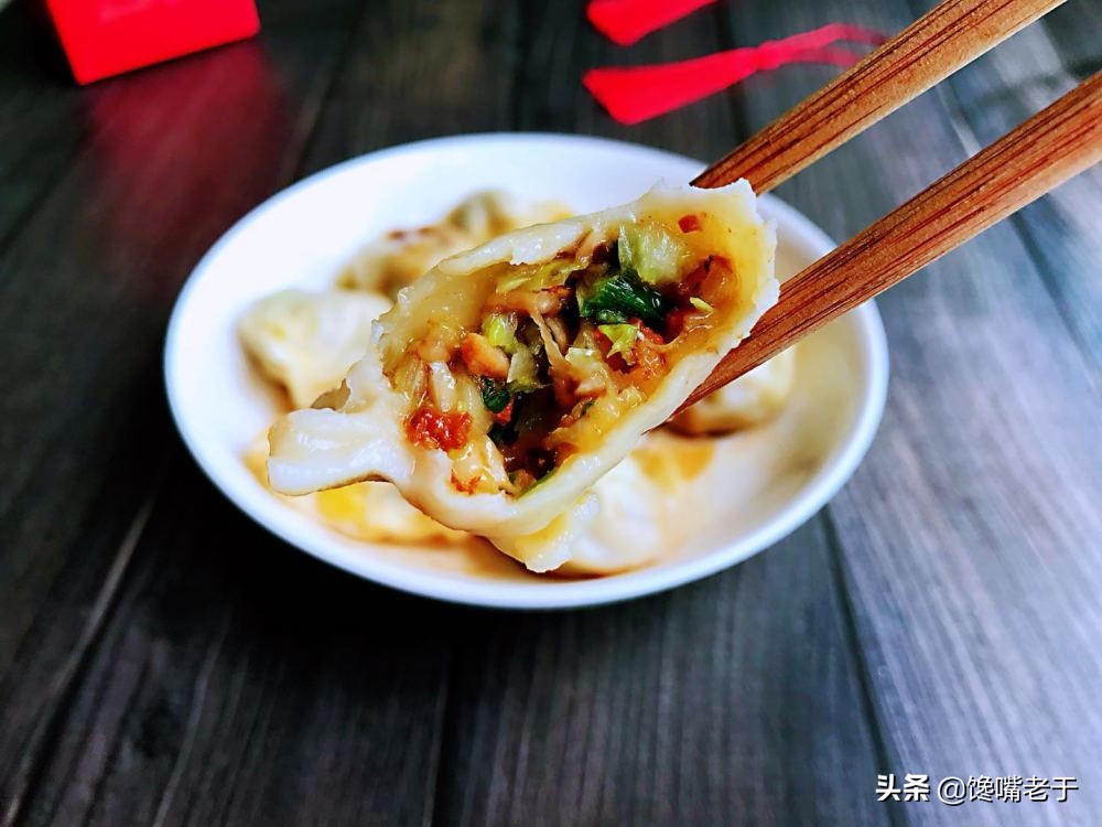 拌饺子馅时，先放油还是盐？一步错步步错，难怪饺子不鲜又难吃