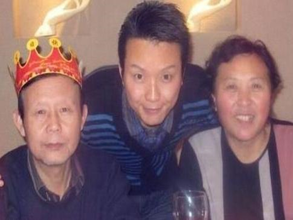 18岁辍学，19岁自杀未遂沦为乞丐，李玉刚靠男扮女装一举成名