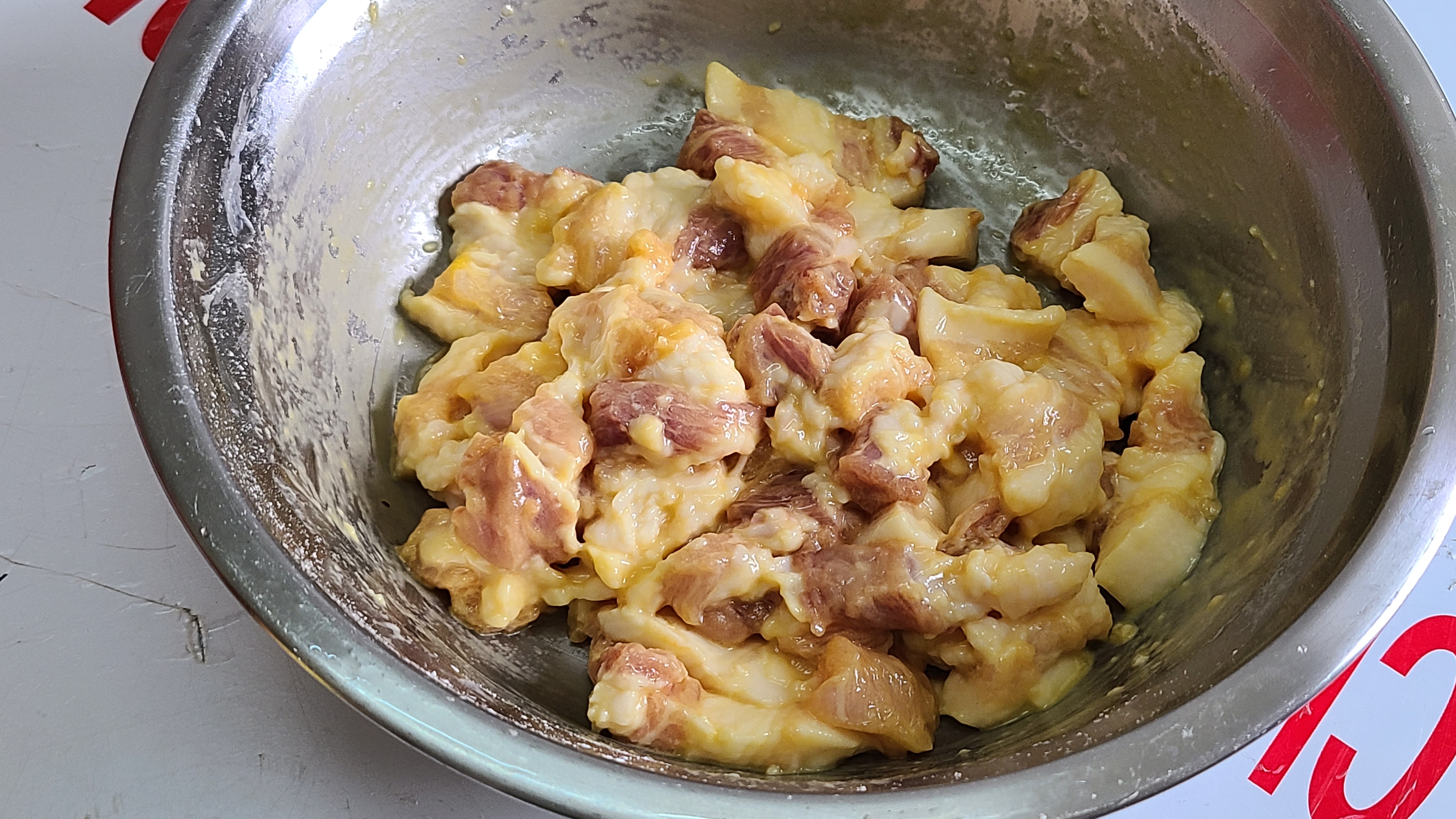 菠萝咕噜肉，广东夏天很火的一道美食，开胃又好吃，味道特别