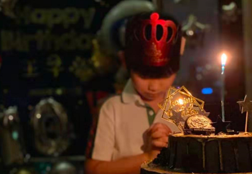 王寶強10歲兒子正臉曝光，濃眉大眼像極馬蓉，父子倆日常超溫馨