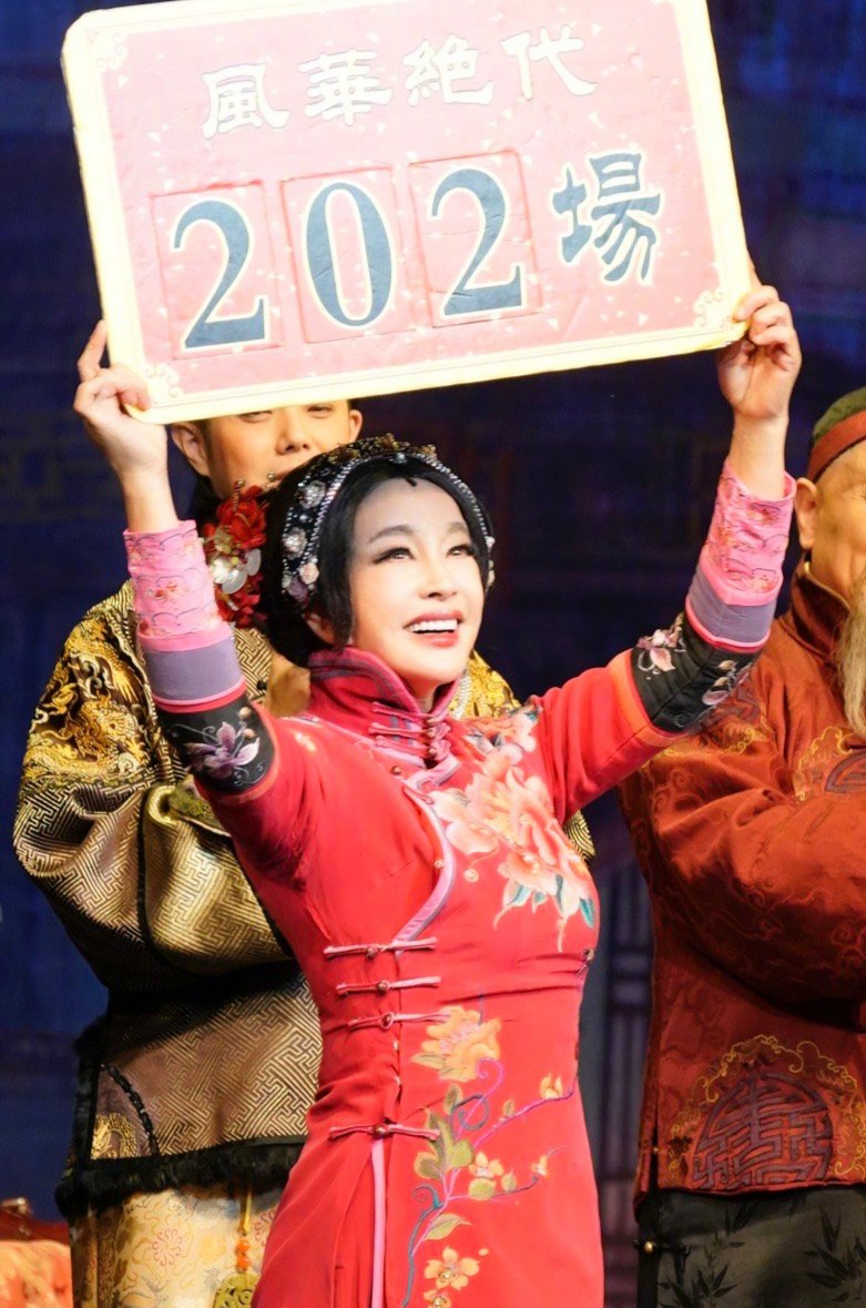 65岁刘晓庆裹羽绒服仍显好身材，皮肤紧致，却被嘲似戴硅胶面具