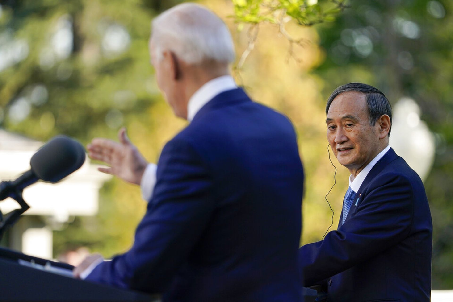 英国航母跑到日本为美军助阵，遭日美一致要求：所有人不许下船