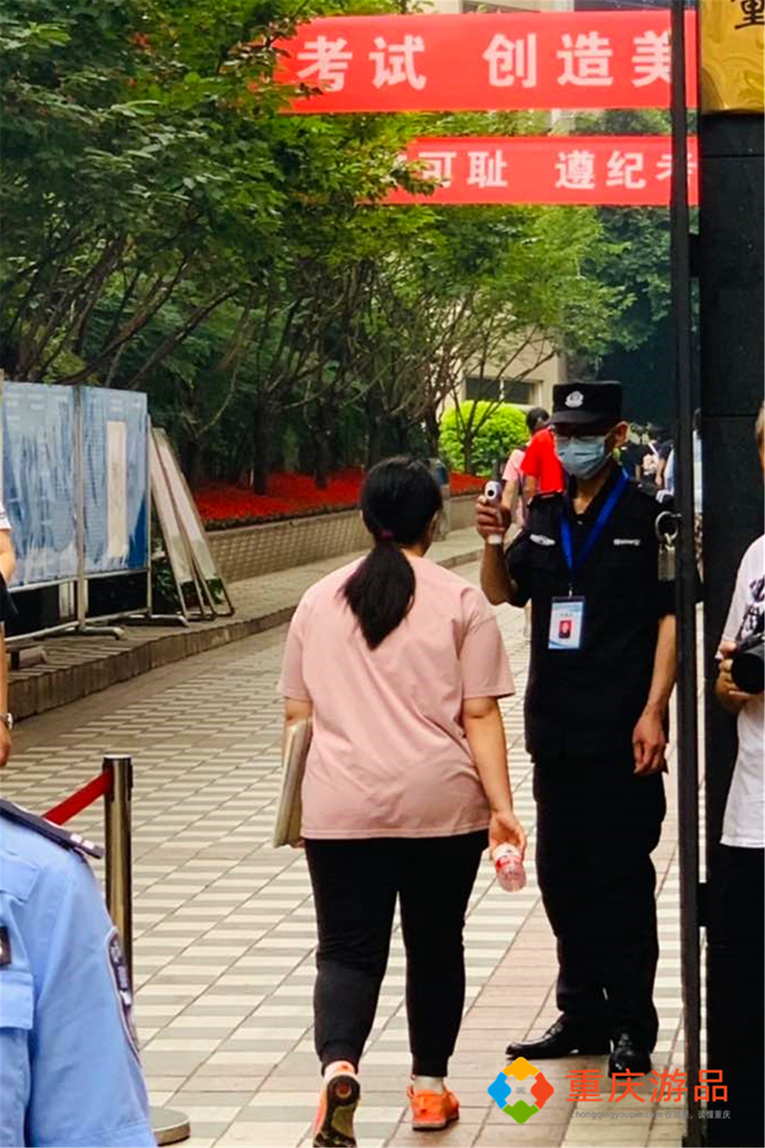 聚焦2021重庆高考：解放碑二十九中实况，家长送考热情不如往年