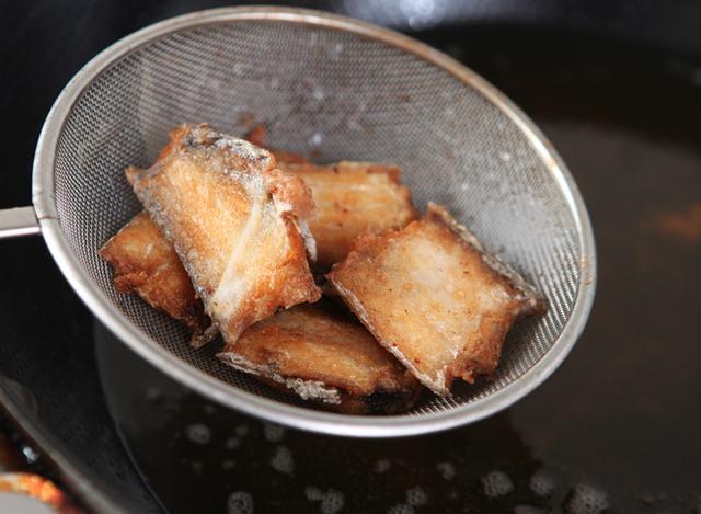 图片[4]-糖醋带鱼的做法步骤图还在做红烧带鱼吗20年掌勺厨师长教你做-起舞食谱网