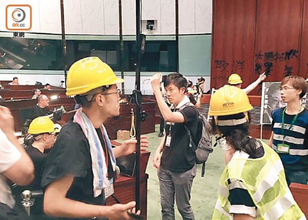 黄丝为口粮，激进派狗咬狗骨，热血公民政治投机，灭亡因机关算尽