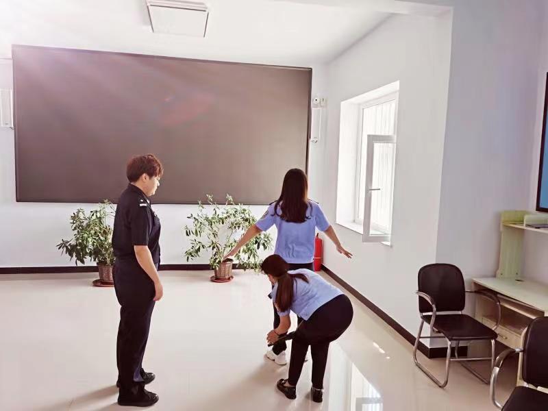 边示范边解说，镇赉法院举行安检演练