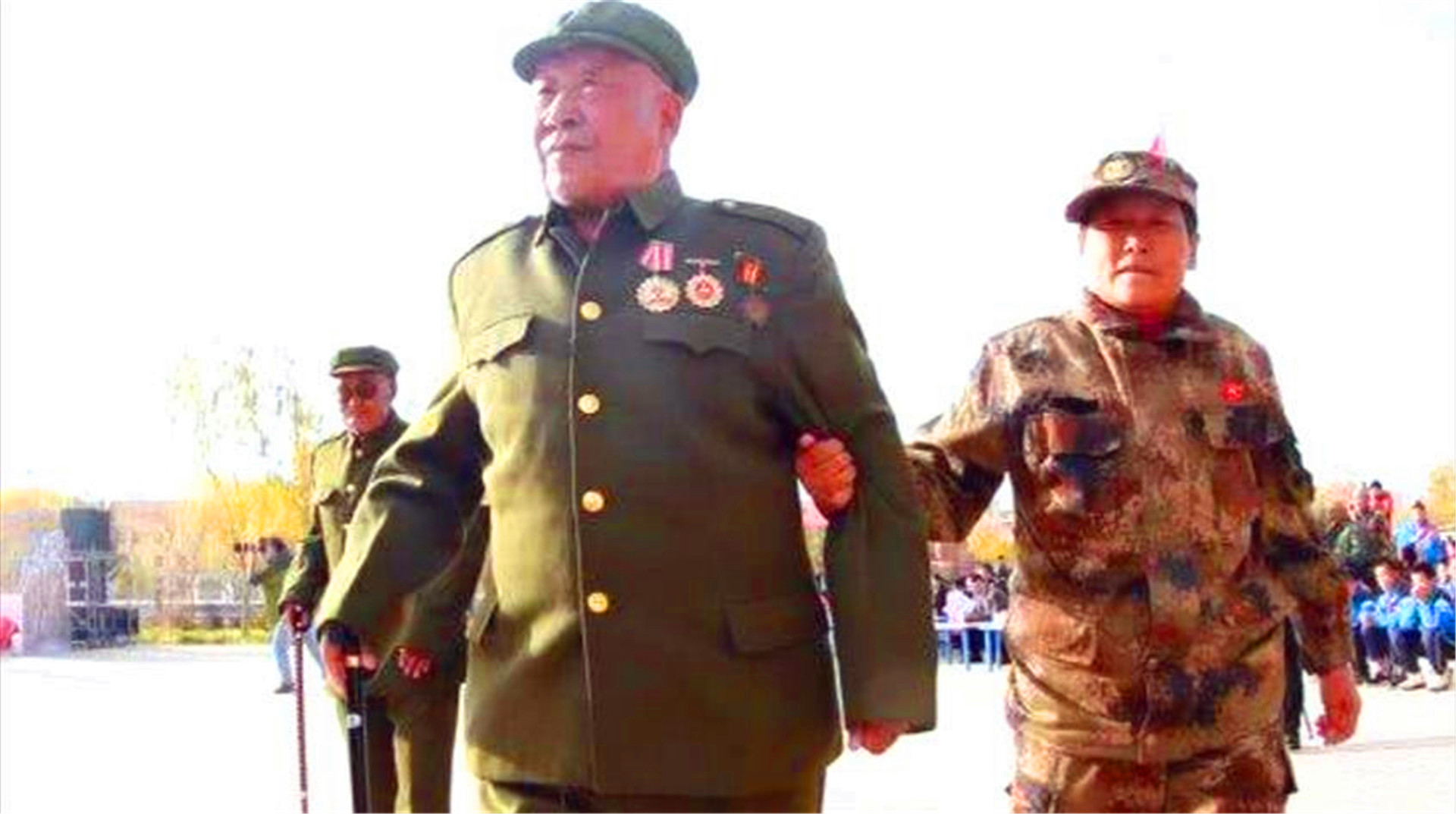 父亲到部队去看儿子：让你们军长出来！军长：