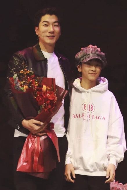 13歲天天長大了，穿西裝打領帶氣質佳，外形帥氣被讚像霸道總裁