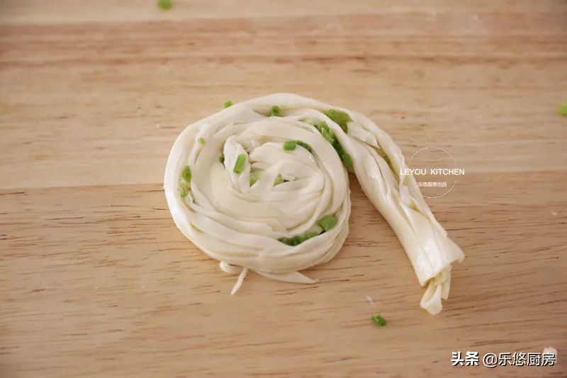 几个剩饺子皮，一把葱花，简单几步，烙一锅丝丝分明的饼