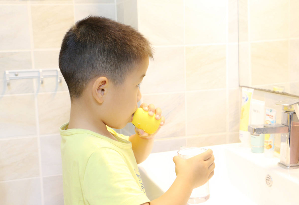 为宝宝刷牙头痛,羡慕别人一口白牙? 奇布奇布儿童u型电动牙刷体验