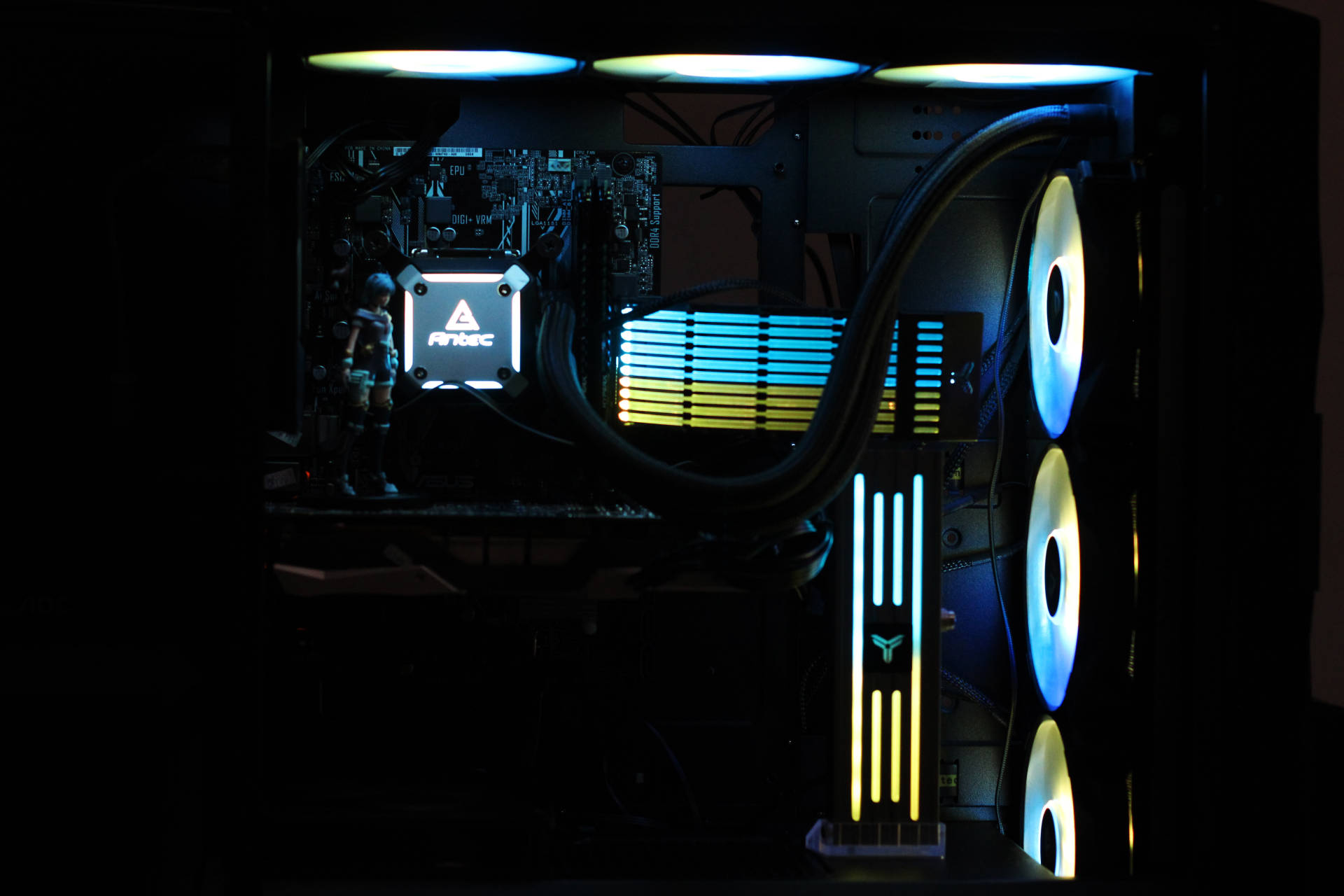 机箱通透，水冷好用，发光体聚集打造“光污染”