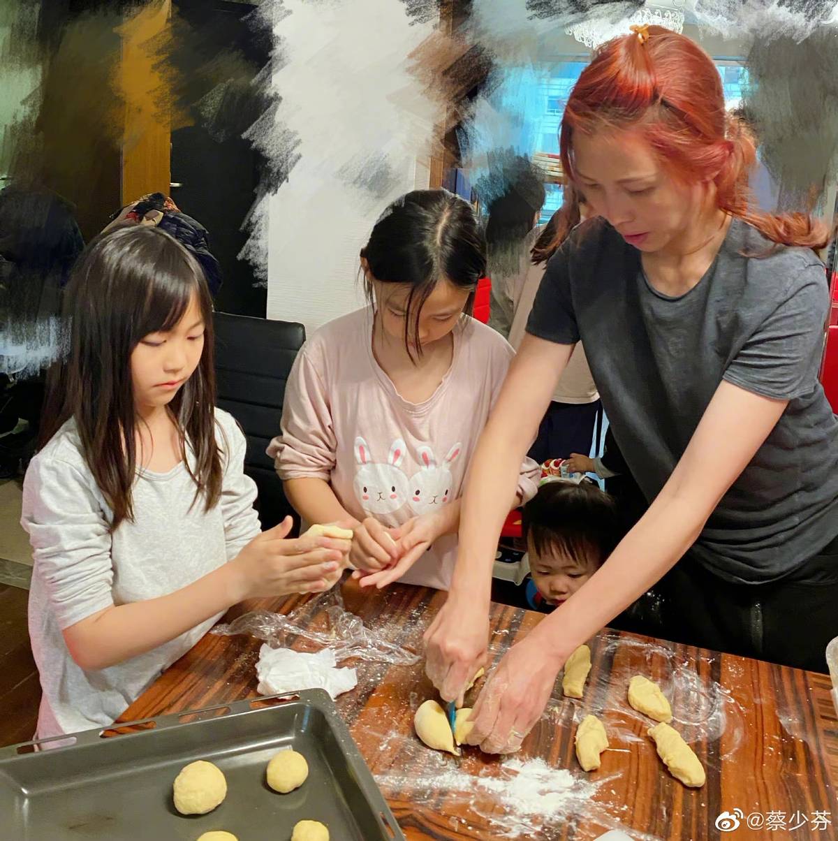 蔡少芬教兒子丟垃圾，小傢伙跪地擦地板超可愛，星二代一點不嬌氣