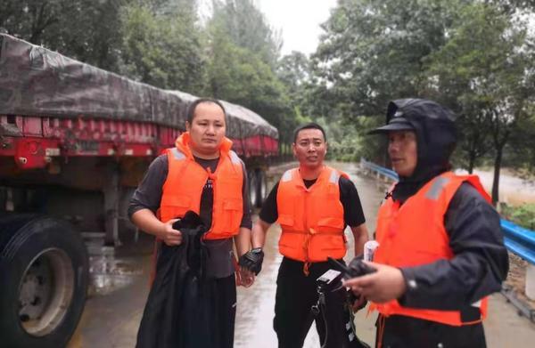 勇救51名群众的派出所副所长被洪水冲走，10小时后自救归来！战友泪流满面：差点儿永远失去好兄弟
