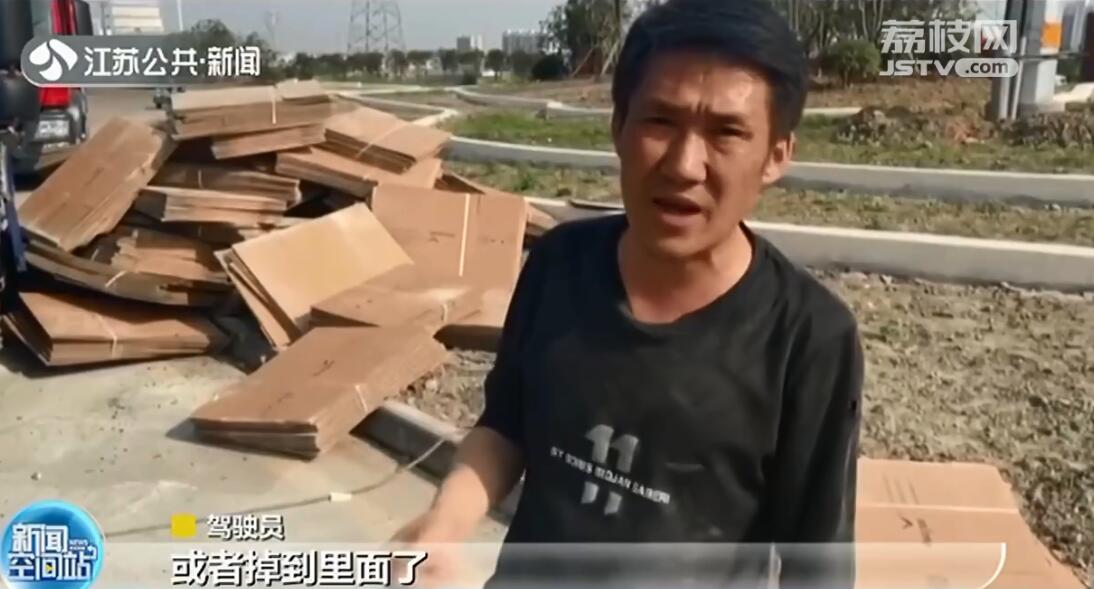 千钧一发！货车突然起火 距加油设备只有两米