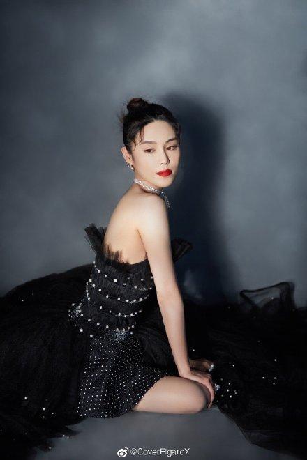 杨颖抠图走红毯遭网友怒谯带坏风气，费加罗风