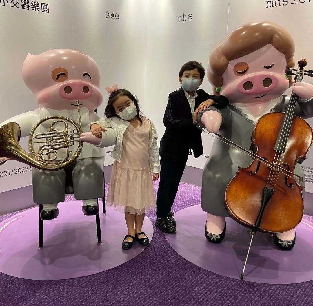 霍启刚郭晶晶带孩子听音乐会，儿子盛装出镜，女儿笑眼弯弯像妈妈