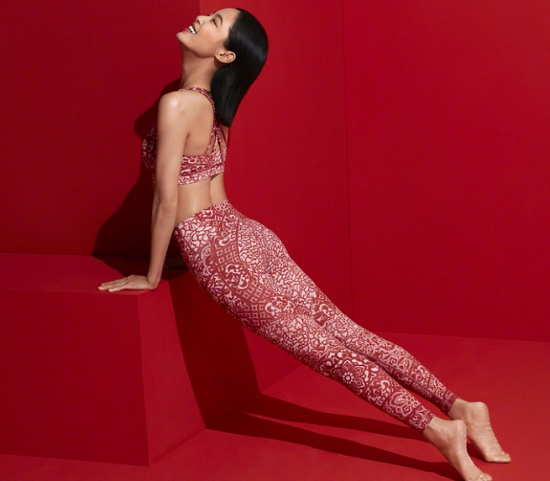 辛芷蕾一身健身运动服,很普通的套装就让她穿