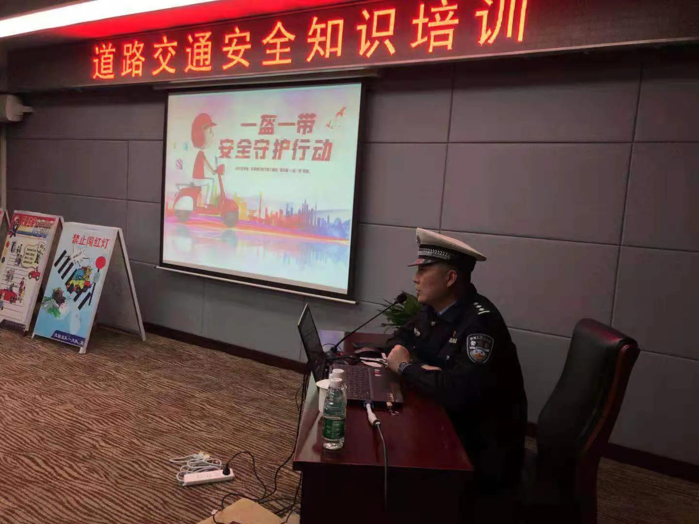 交通文明引领城市文明——汉中交警一大队走进陕飞开展交通安全宣传