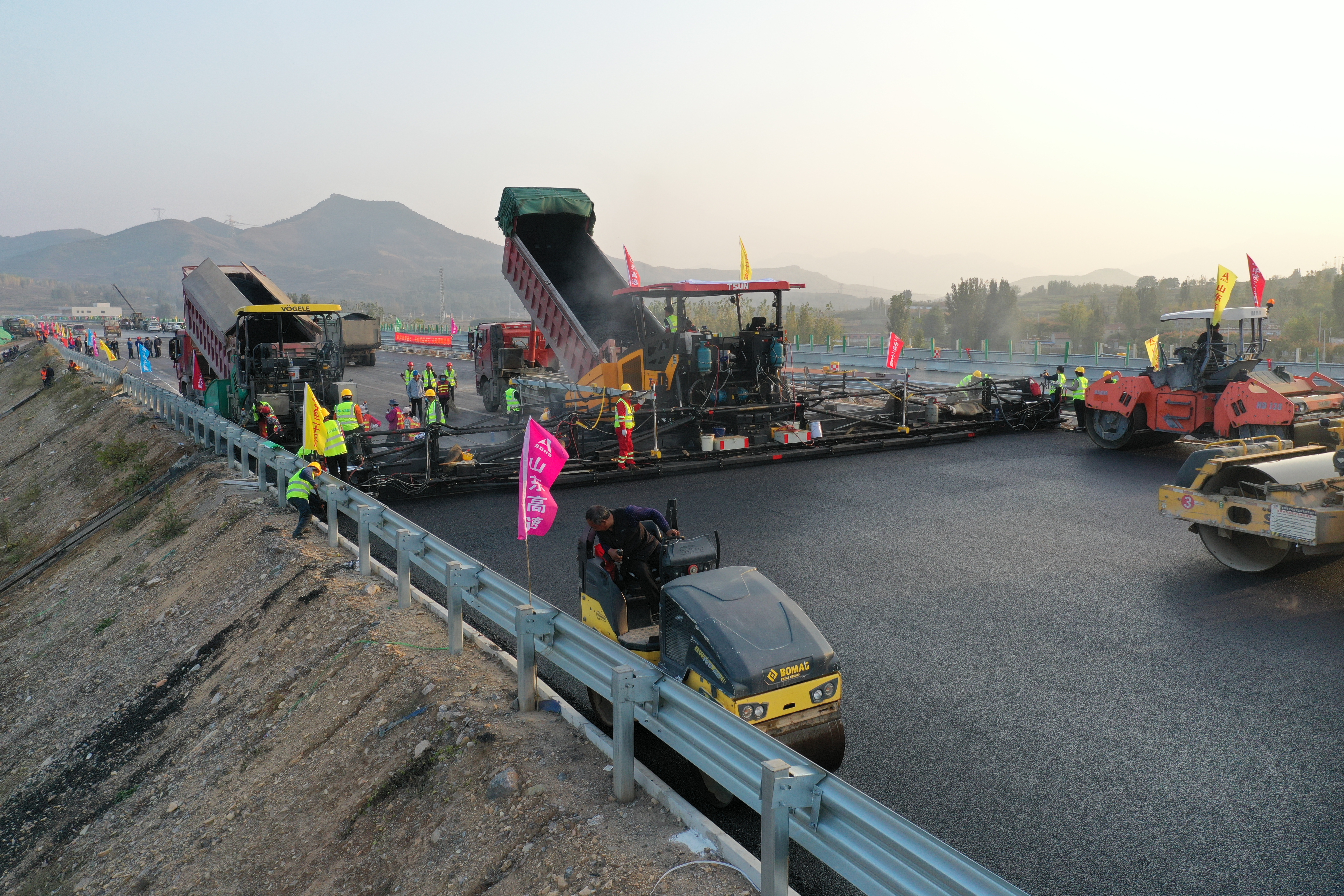 京沪高速改扩建工程蒙阴段实现双向八车道贯通