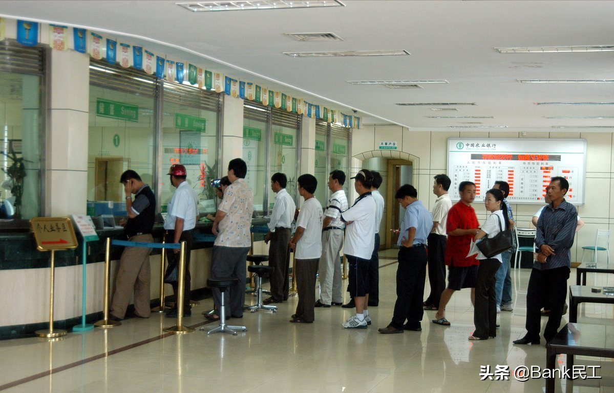 平均每天接待客户十余人次，200万银行柜员将何去何从？