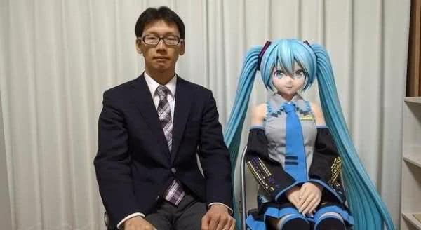 还记得和初音未来结婚的男子吗？一年的时间过