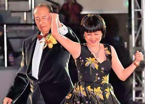 比何超琼大两岁的梁安琪，连剖5胎不坐月子，为