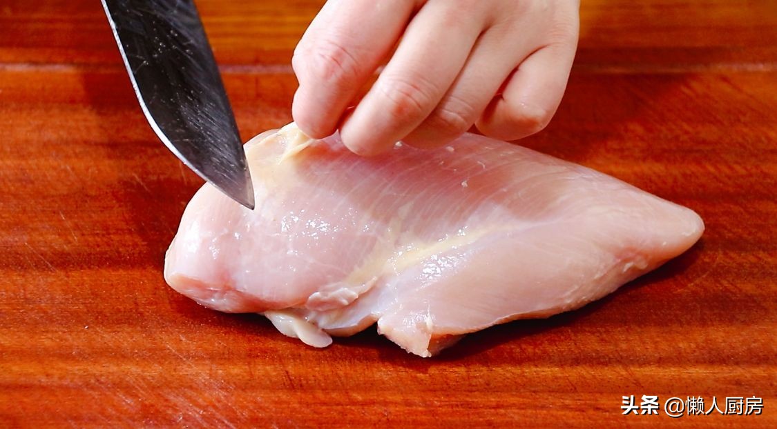 健身的人最爱鸡胸肉，教你新做法，比薯片还脆，别错过