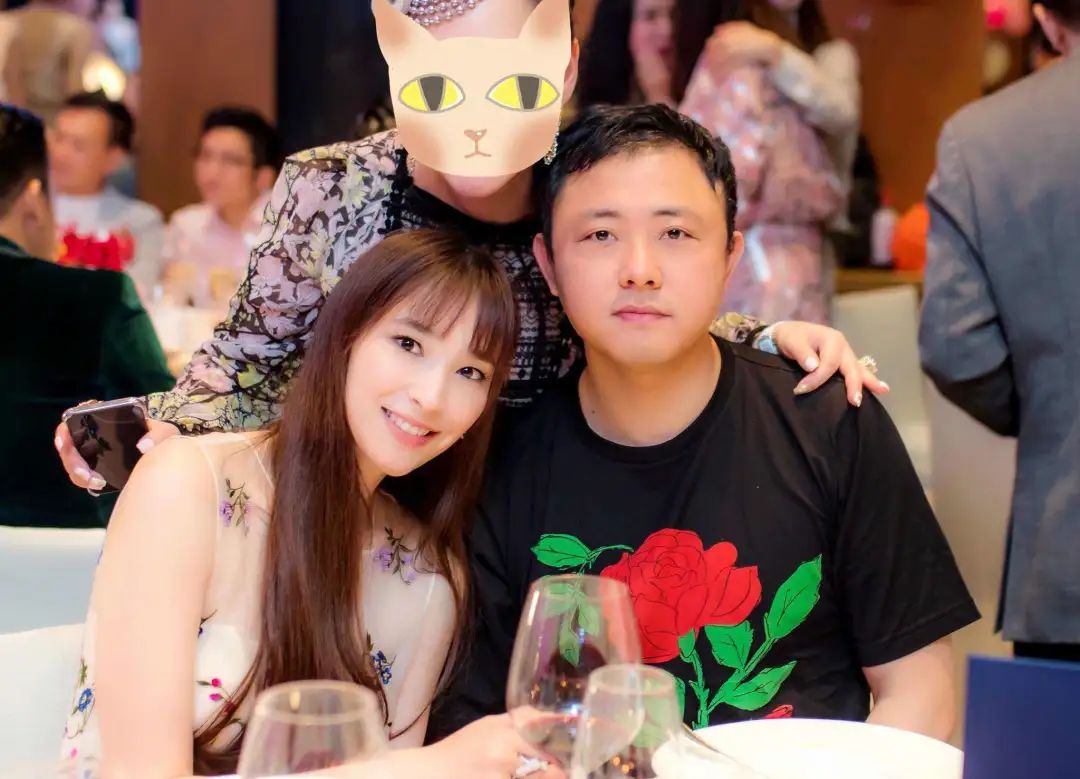 吴佩慈近况太惨，老公欠债带4娃急飞香港，边澄