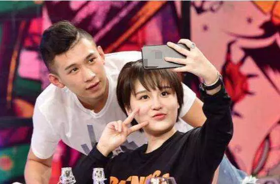 本以为赵本山女儿是逆袭,看到宋小宝女儿,明