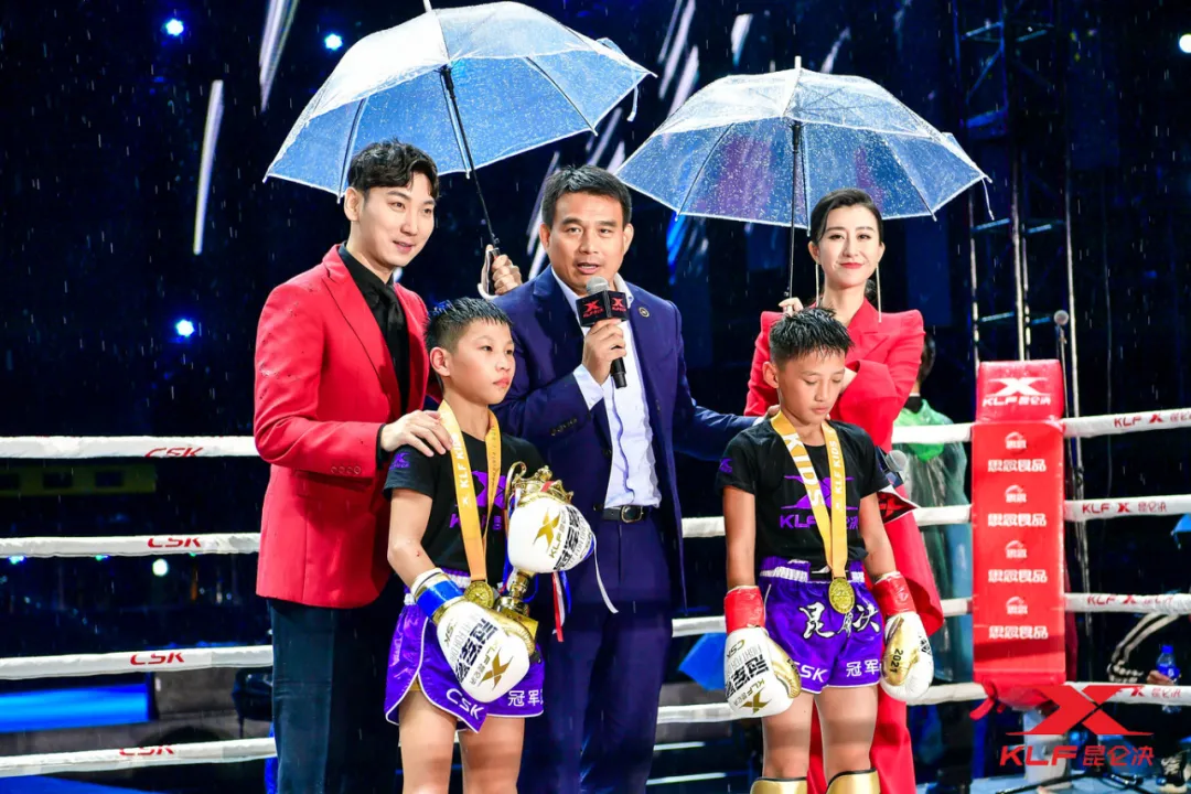 风雨无阻!张扬、孙志祥双双KO拿下胜利,昆仑决精英赛雨中激战震撼京城!(图3) 风雨无阻!张扬、孙志祥双双KO拿下胜利,昆仑决精英赛雨中激战