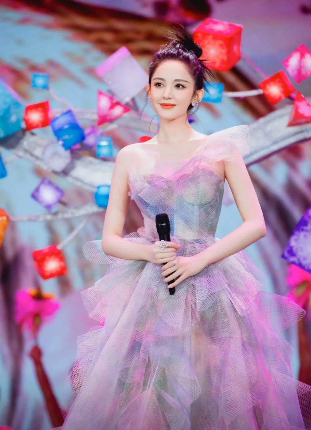 圈圈聚焦：娜扎被导演嫌弃？周冬雨很多干爹？